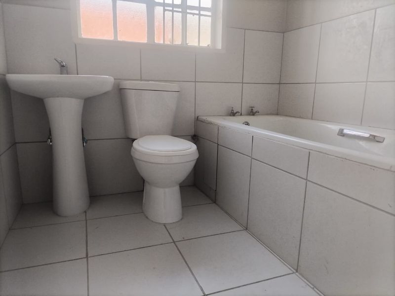 Newly Renovated 2 Bedroom Elandspoort - Photo 5