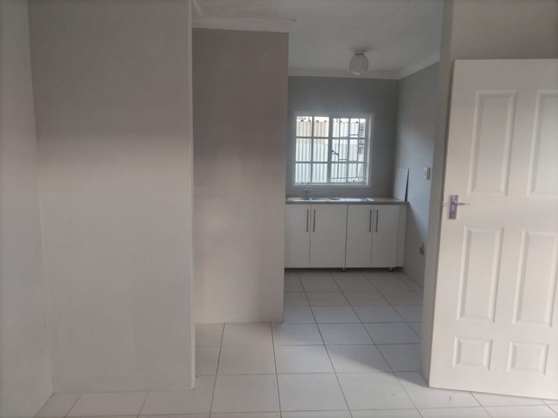 Newly Renovated 2 Bedroom Elandspoort - Photo 2