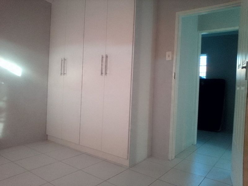 Newly Renovated 2 Bedroom Elandspoort - Photo 7