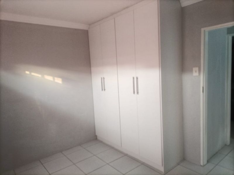 Newly Renovated 2 Bedroom Elandspoort - Photo 4