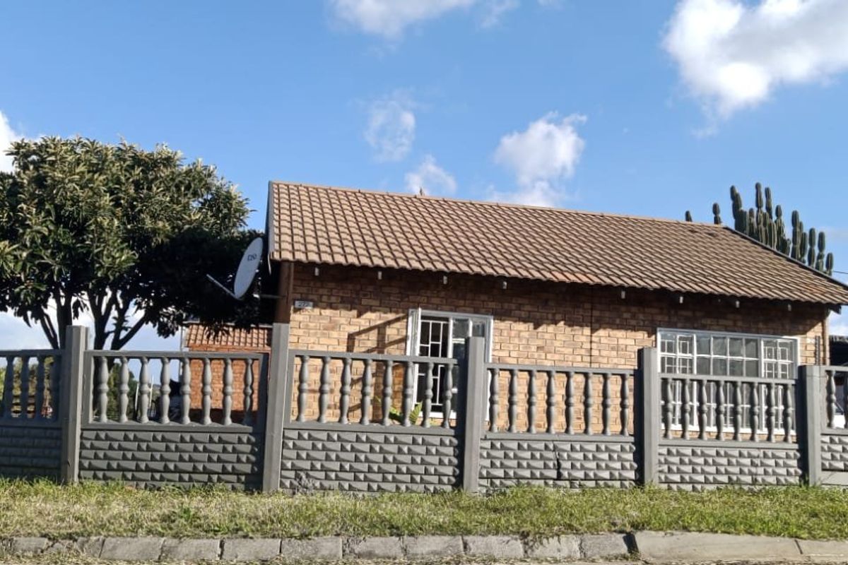 Newly Renovated 2 Bedroom Elandspoort - Photo 2