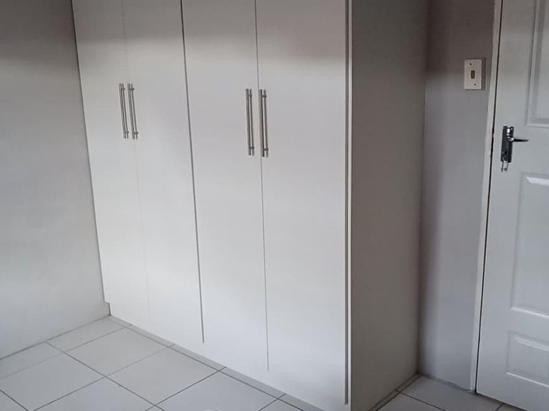 Newly Renovated 2 Bedroom Elandspoort - Photo 8