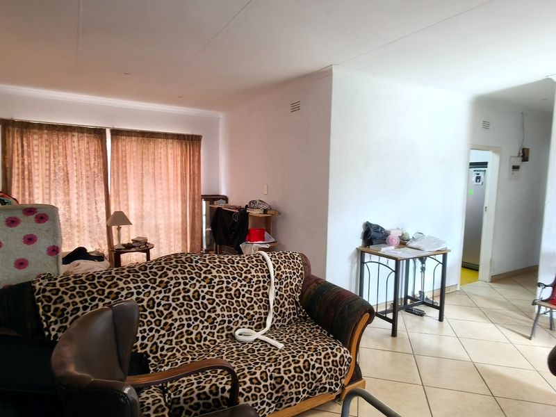 Family haven in Silverfields with pool and flatlet - Photo 2