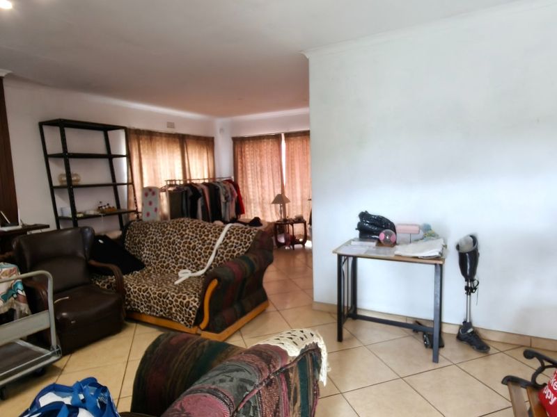 Family haven in Silverfields with pool and flatlet - Photo 3