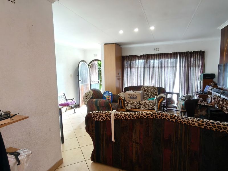 Family haven in Silverfields with pool and flatlet - Photo 6