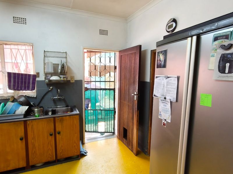 Family haven in Silverfields with pool and flatlet - Photo 4