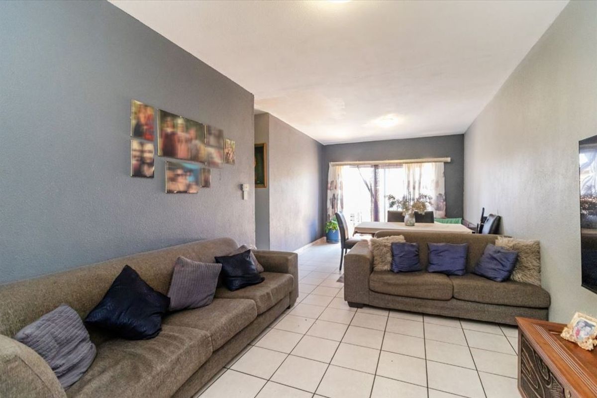 Spacious Family Home with Modern Comforts - Photo 2