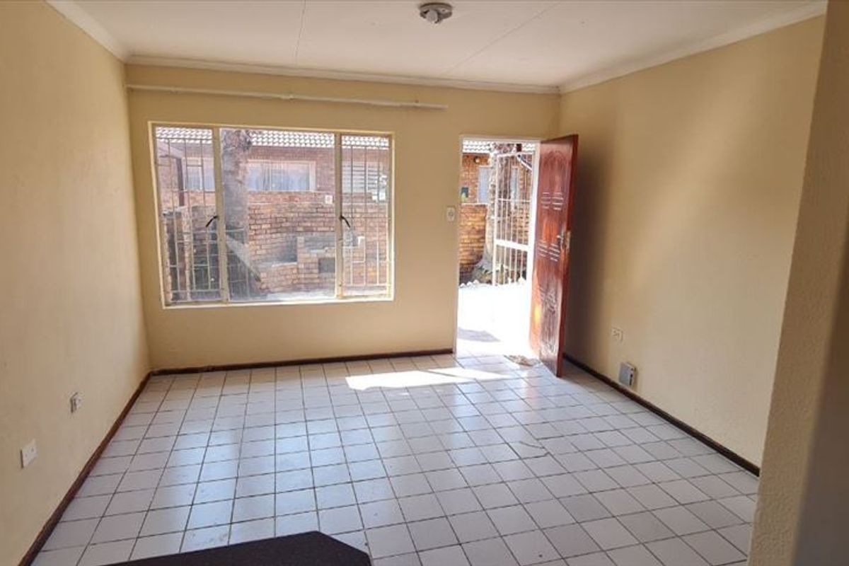 Comfortable Family Home with Pool and Parking - Photo 2