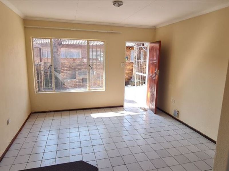 Comfortable Family Home with Pool and Parking - Photo 2