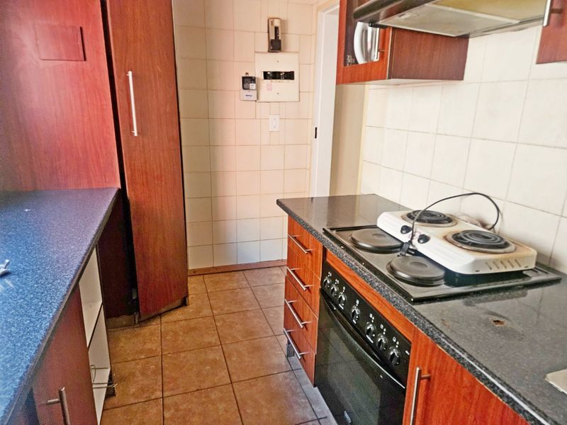Lovely 1.5 Bedroom Apartment – Why Rent When You Can Own? - Photo 4