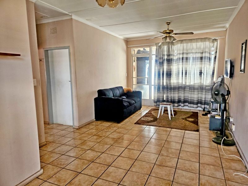 Lovely 1.5 Bedroom Apartment – Why Rent When You Can Own? - Photo 2