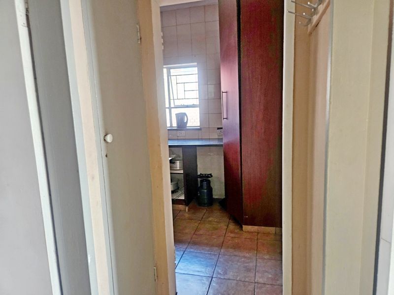 Lovely 1.5 Bedroom Apartment – Why Rent When You Can Own? - Photo 8