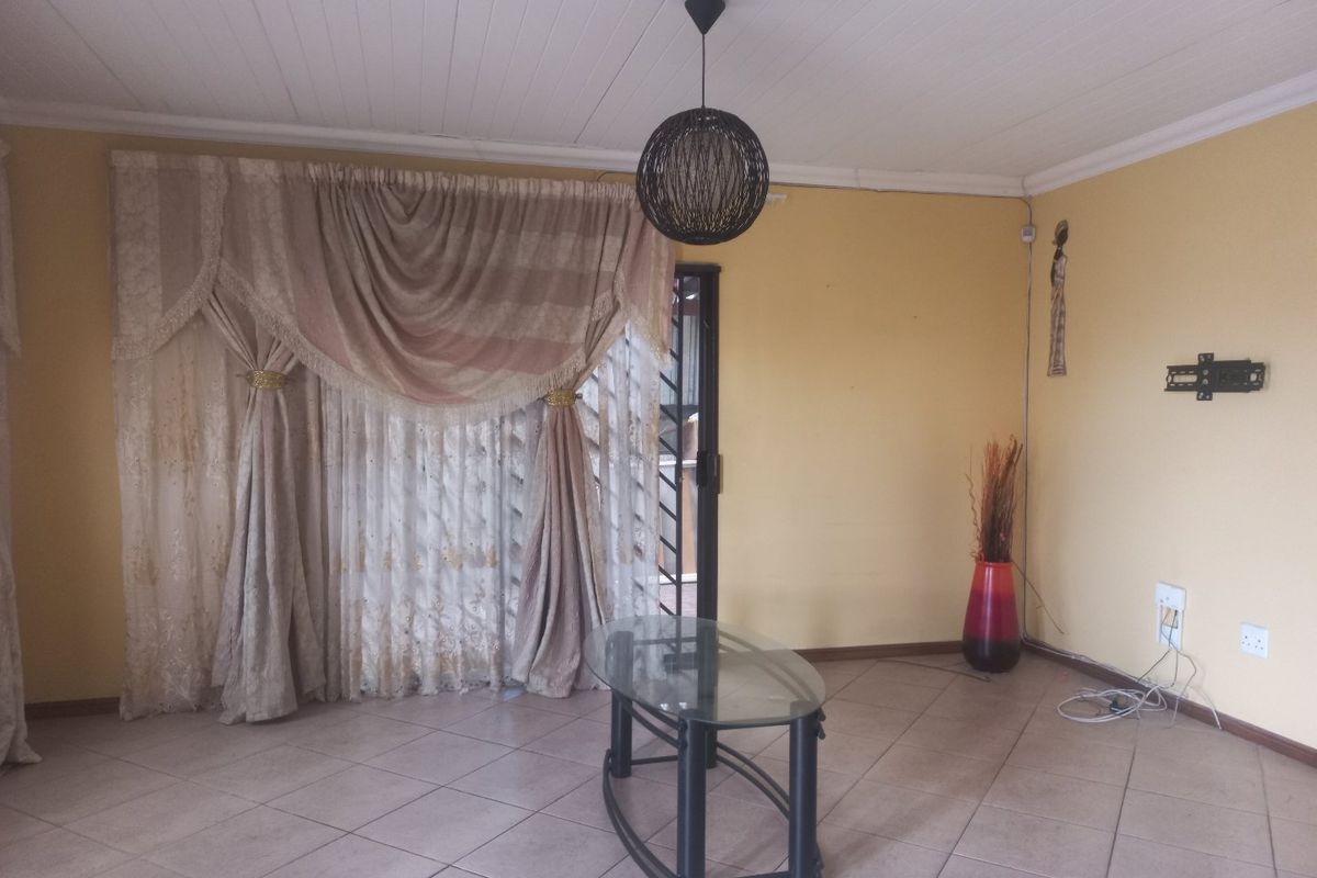 Well maintained 3 bedrooms free standing family home in a security complex in the hart of Hagley - Photo 3
