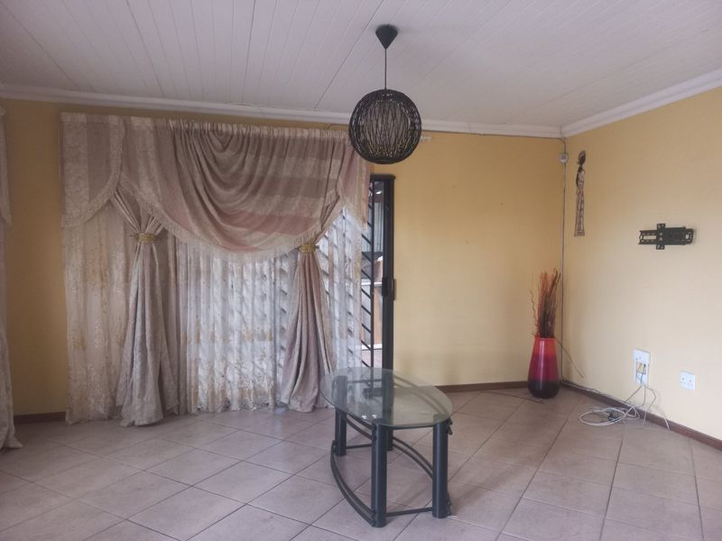 Well maintained 3 bedrooms free standing family home in a security complex in the hart of Hagley - Photo 3