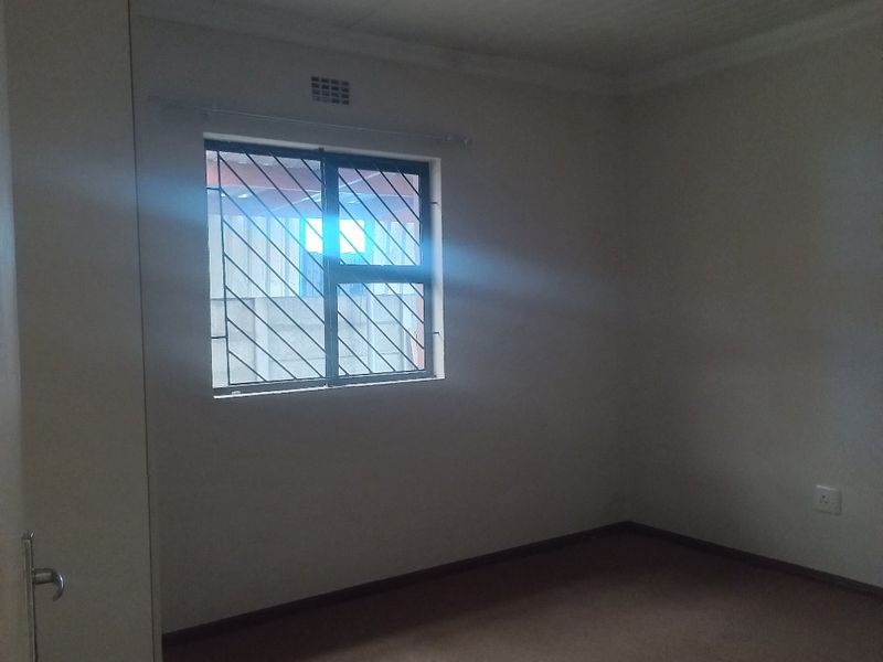 Well maintained 3 bedrooms free standing family home in a security complex in the hart of Hagley - Photo 10