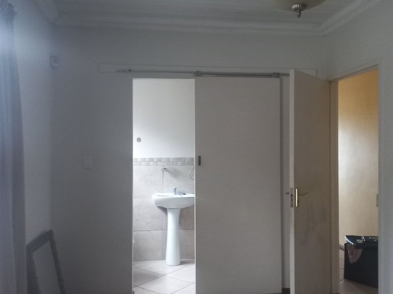 Well maintained 3 bedrooms free standing family home in a security complex in the hart of Hagley - Photo 7