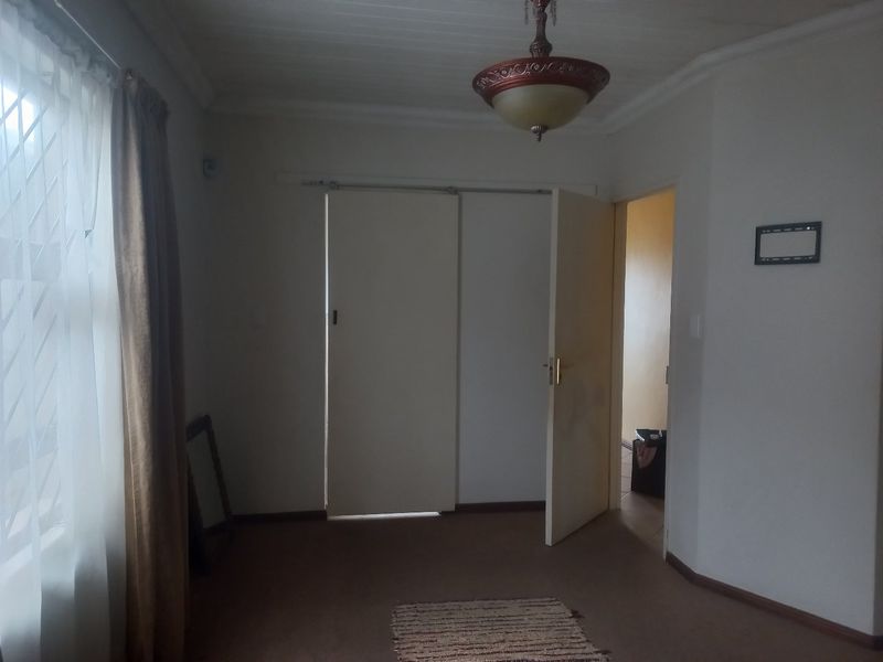 Well maintained 3 bedrooms free standing family home in a security complex in the hart of Hagley - Photo 6