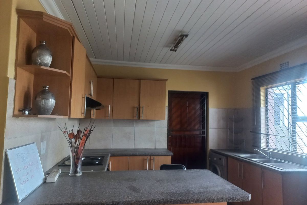 Well maintained 3 bedrooms free standing family home in a security complex in the hart of Hagley - Photo 2