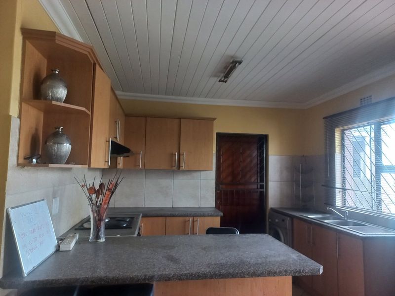 Well maintained 3 bedrooms free standing family home in a security complex in the hart of Hagley - Photo 2