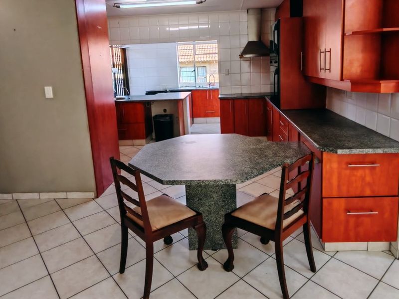Spacious Cluster Living with 4 Garages & Secure Estate Lifestyle! - Photo 5