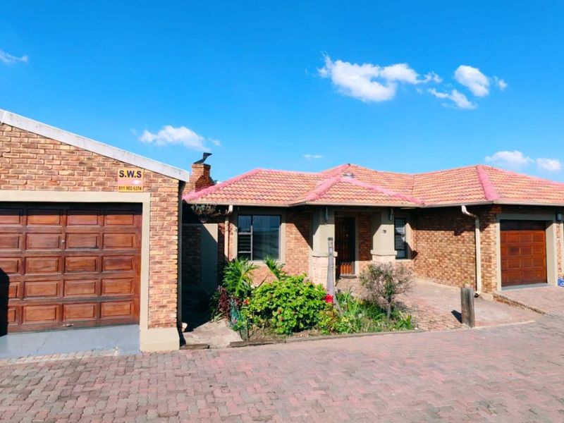 Spacious Cluster Living with 4 Garages & Secure Estate Lifestyle! - Photo 2