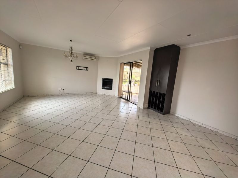 Spacious Cluster Living with 4 Garages & Secure Estate Lifestyle! - Photo 7