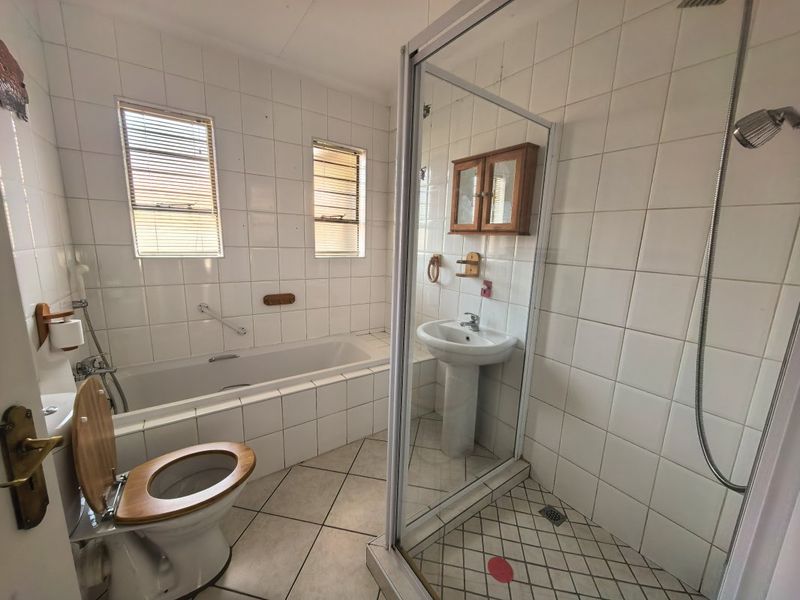 Spacious Cluster Living with 4 Garages & Secure Estate Lifestyle! - Photo 4