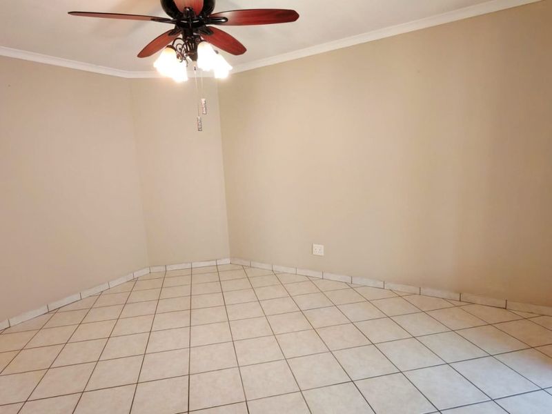 Spacious Cluster Living with 4 Garages & Secure Estate Lifestyle! - Photo 3