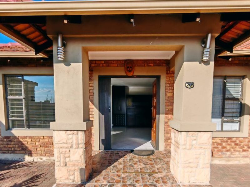 Spacious Cluster Living with 4 Garages & Secure Estate Lifestyle! - Photo 1