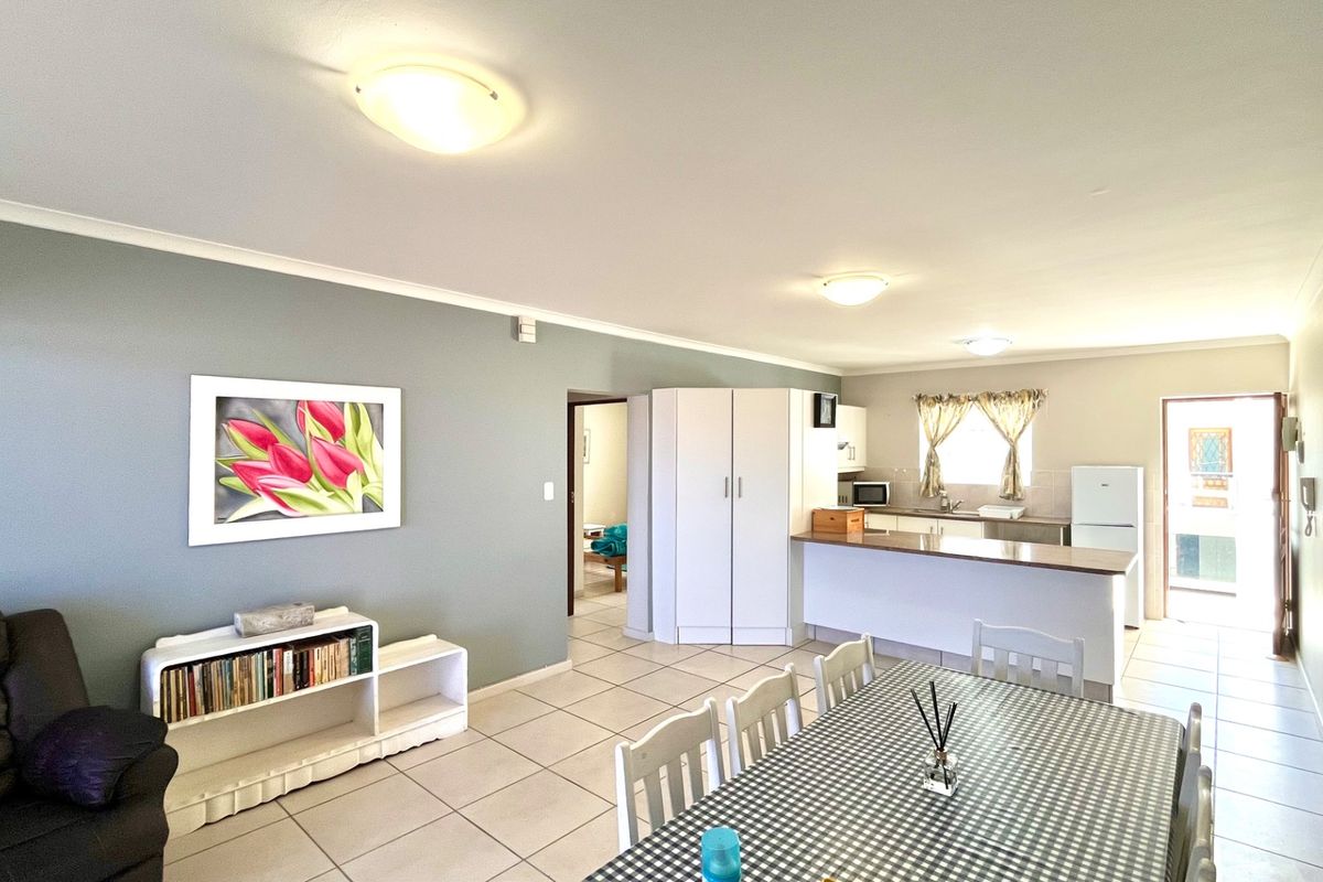 EXCLUSIVE OPPORTUNITY – RETIRE OR HOLIDAY IN COMFORT & STYLE IN HARTENBOS - Photo 4