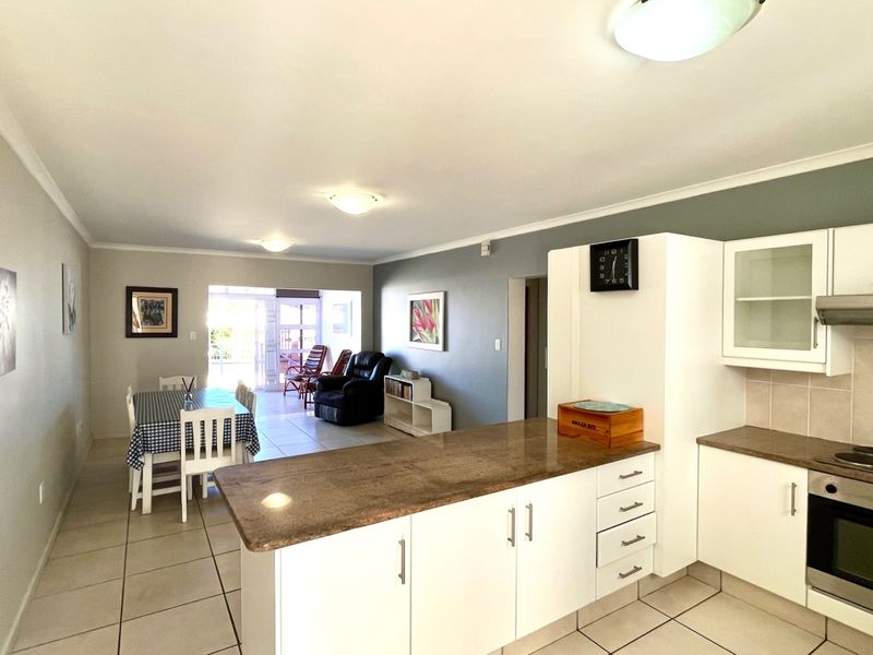 EXCLUSIVE OPPORTUNITY – RETIRE OR HOLIDAY IN COMFORT & STYLE IN HARTENBOS - Photo 2