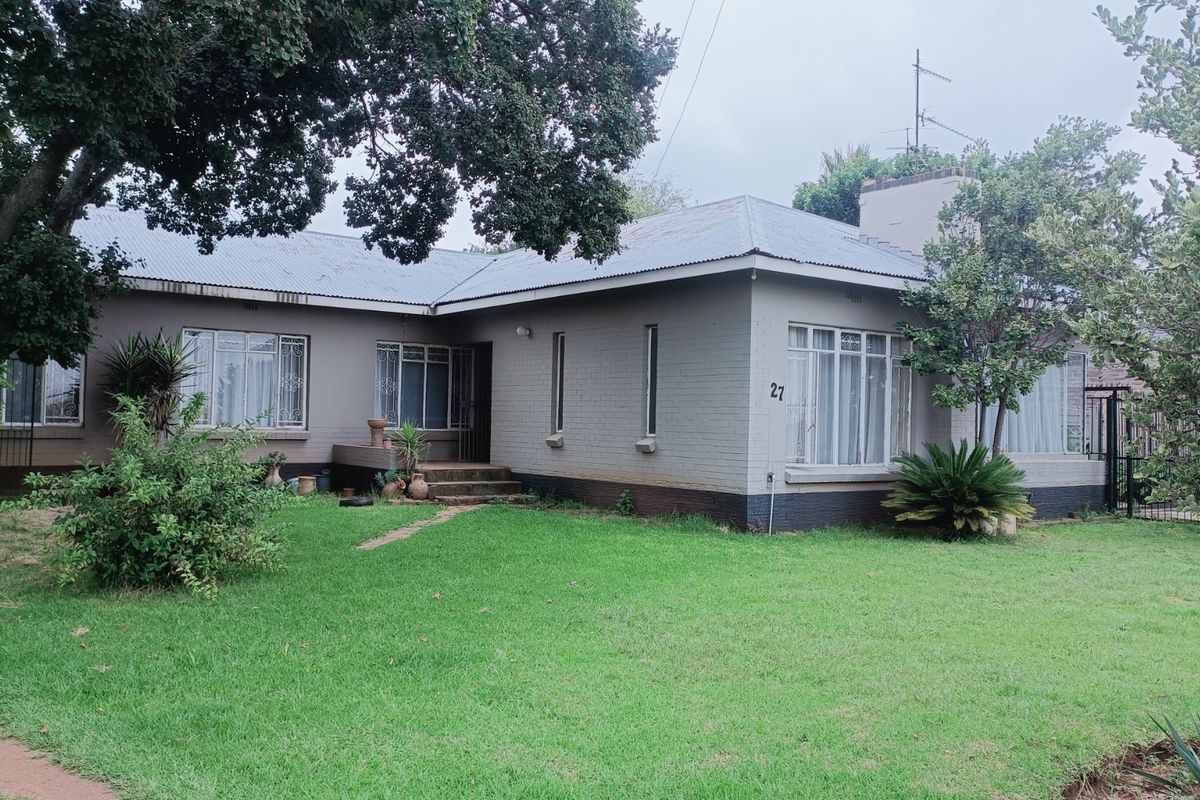 Spacious Family Home with Flatlet and Expansive Yard in Discovery - Photo 2