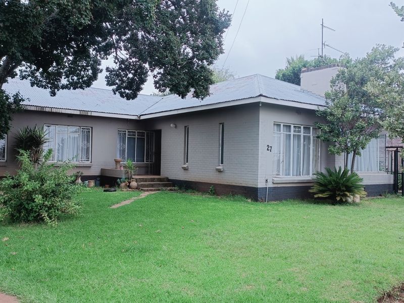 Spacious Family Home with Flatlet and Expansive Yard in Discovery - Photo 2