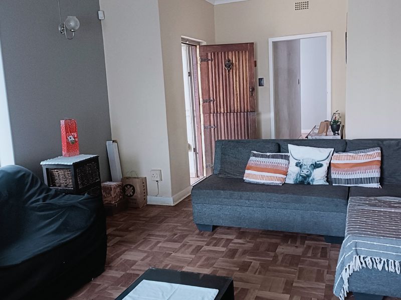 Spacious Family Home with Flatlet and Expansive Yard in Discovery - Photo 4