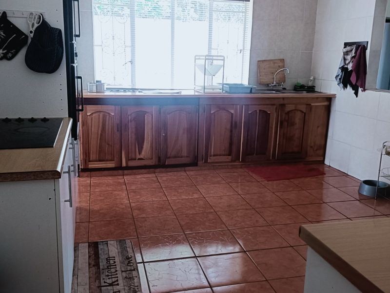 Spacious Family Home with Flatlet and Expansive Yard in Discovery - Photo 8
