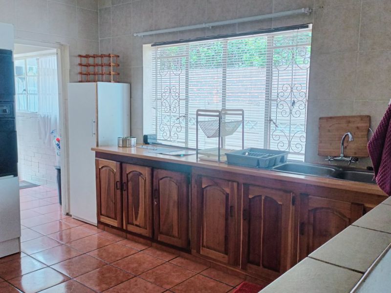 Spacious Family Home with Flatlet and Expansive Yard in Discovery - Photo 7
