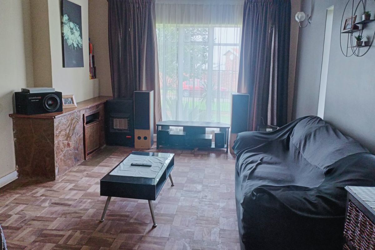 Spacious Family Home with Flatlet and Expansive Yard in Discovery - Photo 3