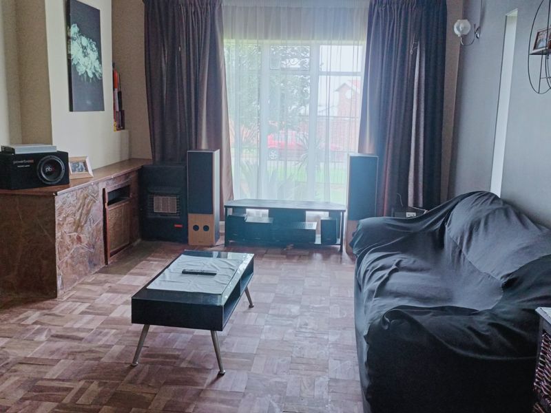 Spacious Family Home with Flatlet and Expansive Yard in Discovery - Photo 3