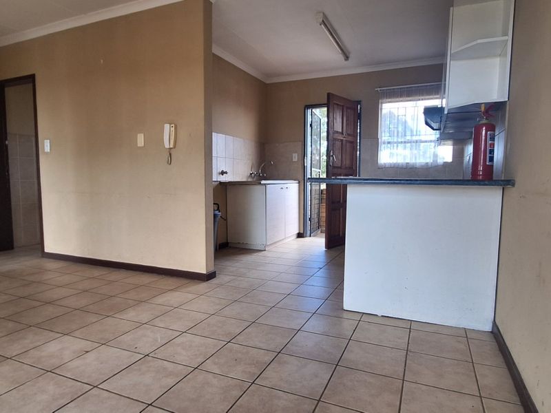 Neat & Secure Upstairs Unit in a Peaceful Complex – Perfect Starter or Investment - Photo 5