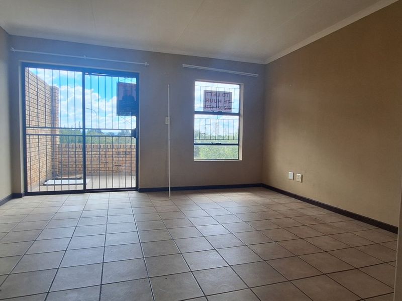 Neat & Secure Upstairs Unit in a Peaceful Complex – Perfect Starter or Investment - Photo 4