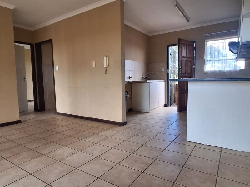 Neat & Secure Upstairs Unit in a Peaceful Complex – Perfect Starter or Investment - Photo 6