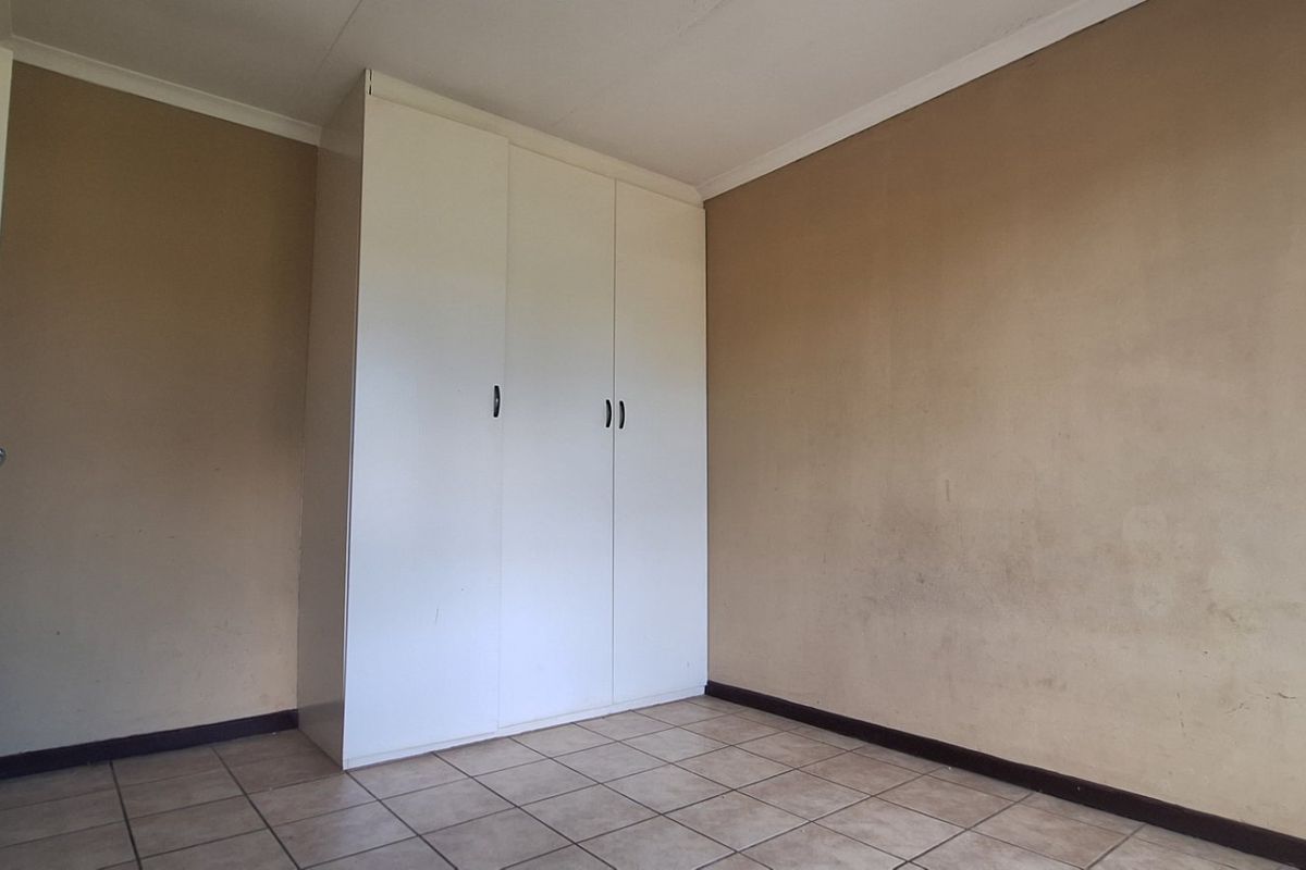Neat & Secure Upstairs Unit in a Peaceful Complex – Perfect Starter or Investment - Photo 2
