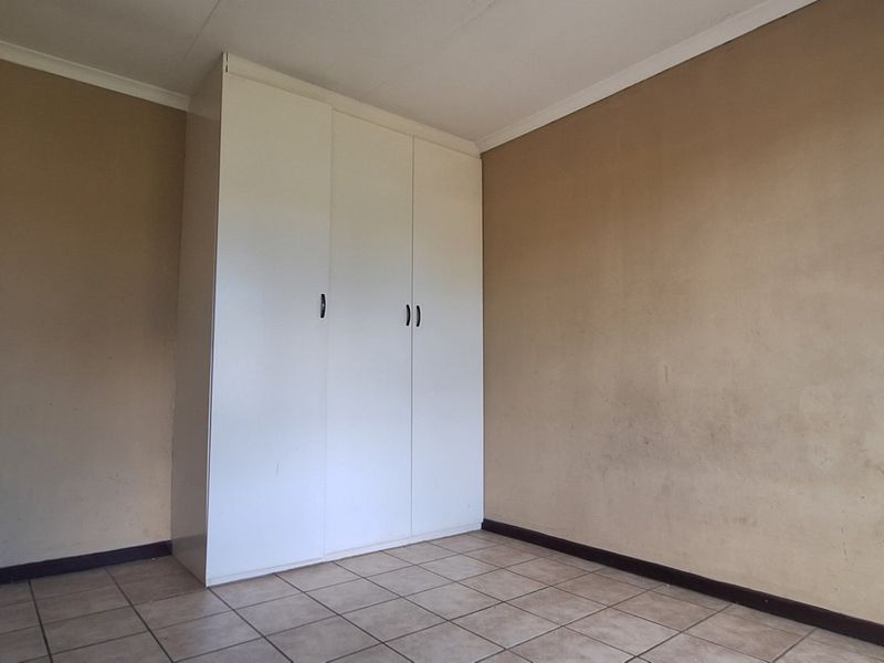 Neat & Secure Upstairs Unit in a Peaceful Complex – Perfect Starter or Investment - Photo 2