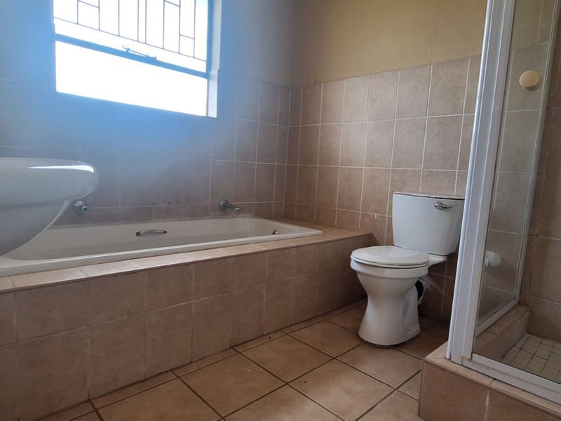 Neat & Secure Upstairs Unit in a Peaceful Complex – Perfect Starter or Investment - Photo 3