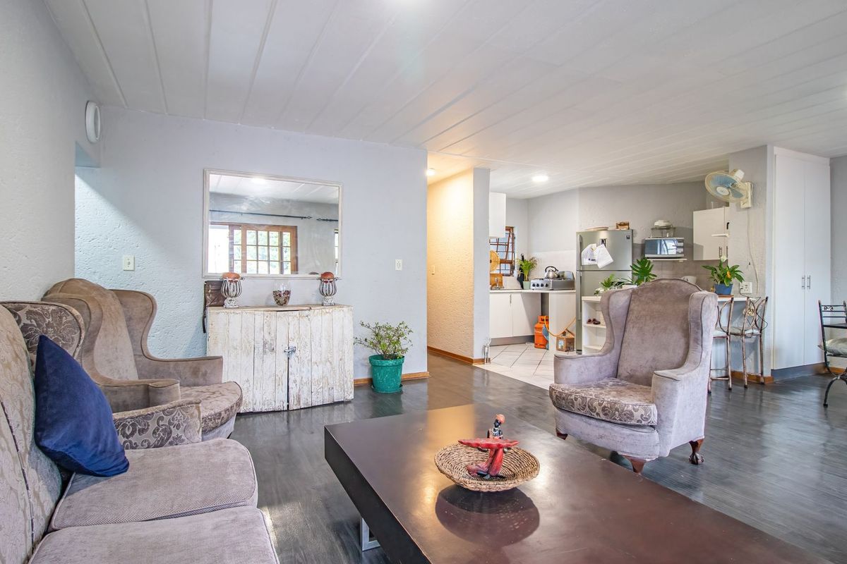 Beautiful and spacious apartment in the sought-after Dowerglen Ext 4 - Photo 5