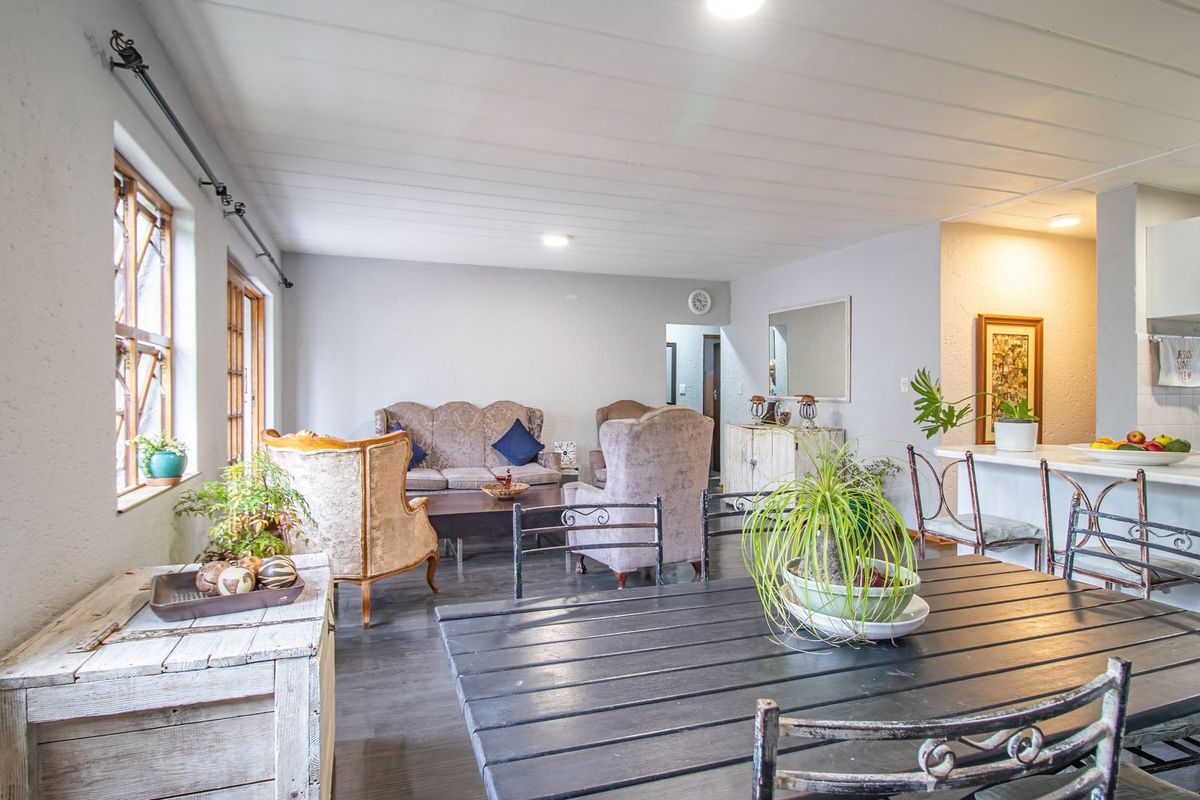 Beautiful and spacious apartment in the sought-after Dowerglen Ext 4 - Photo 4