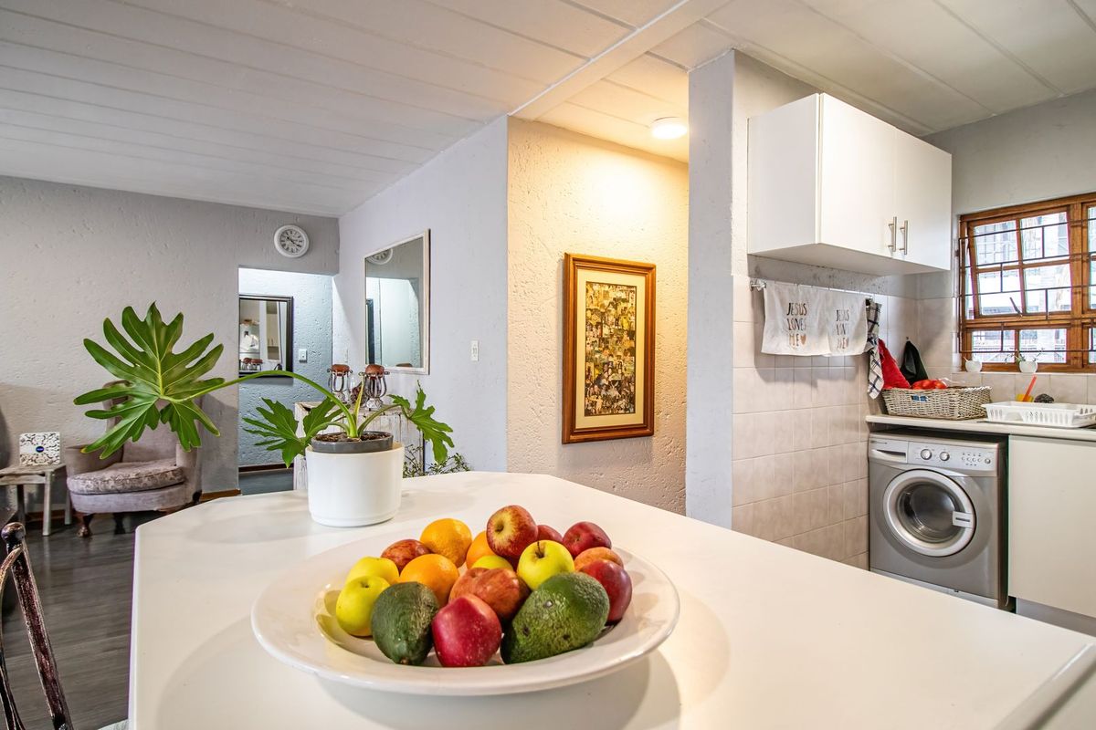 Beautiful and spacious apartment in the sought-after Dowerglen Ext 4 - Photo 3