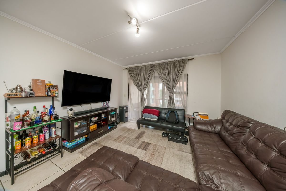Secure, Contemporary Living in the Heart of Greenstone Hill - Photo 4