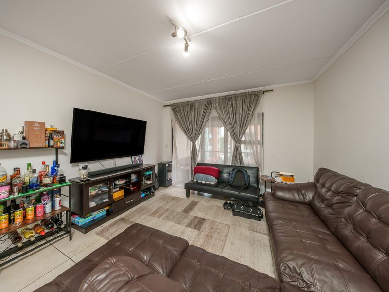 Secure, Contemporary Living in the Heart of Greenstone Hill - Photo 4