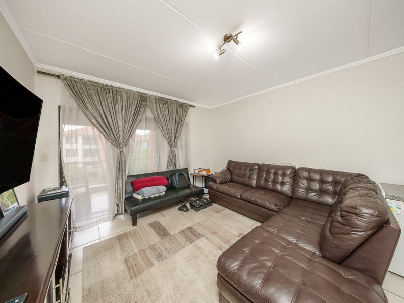 Secure, Contemporary Living in the Heart of Greenstone Hill - Photo 5